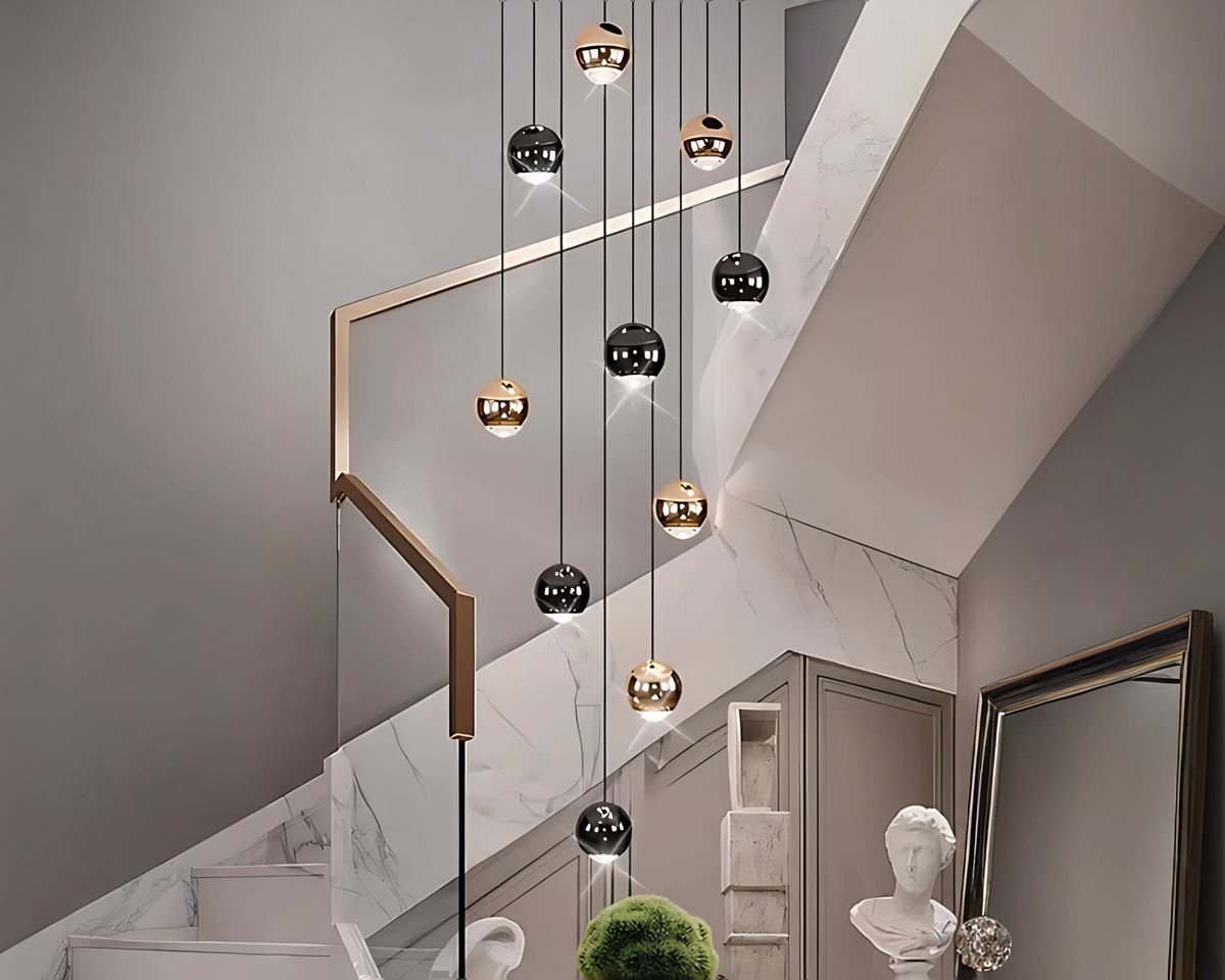 Lustre escalier pluie de boules noires et dorées, vue 5