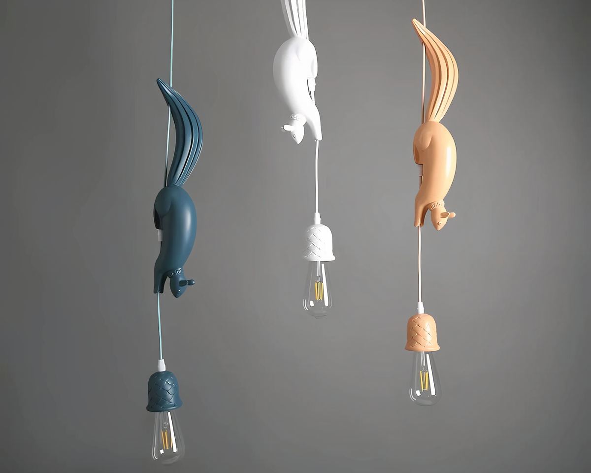 Lustre chambre bébé écureuil suspendu en résine, vue 3