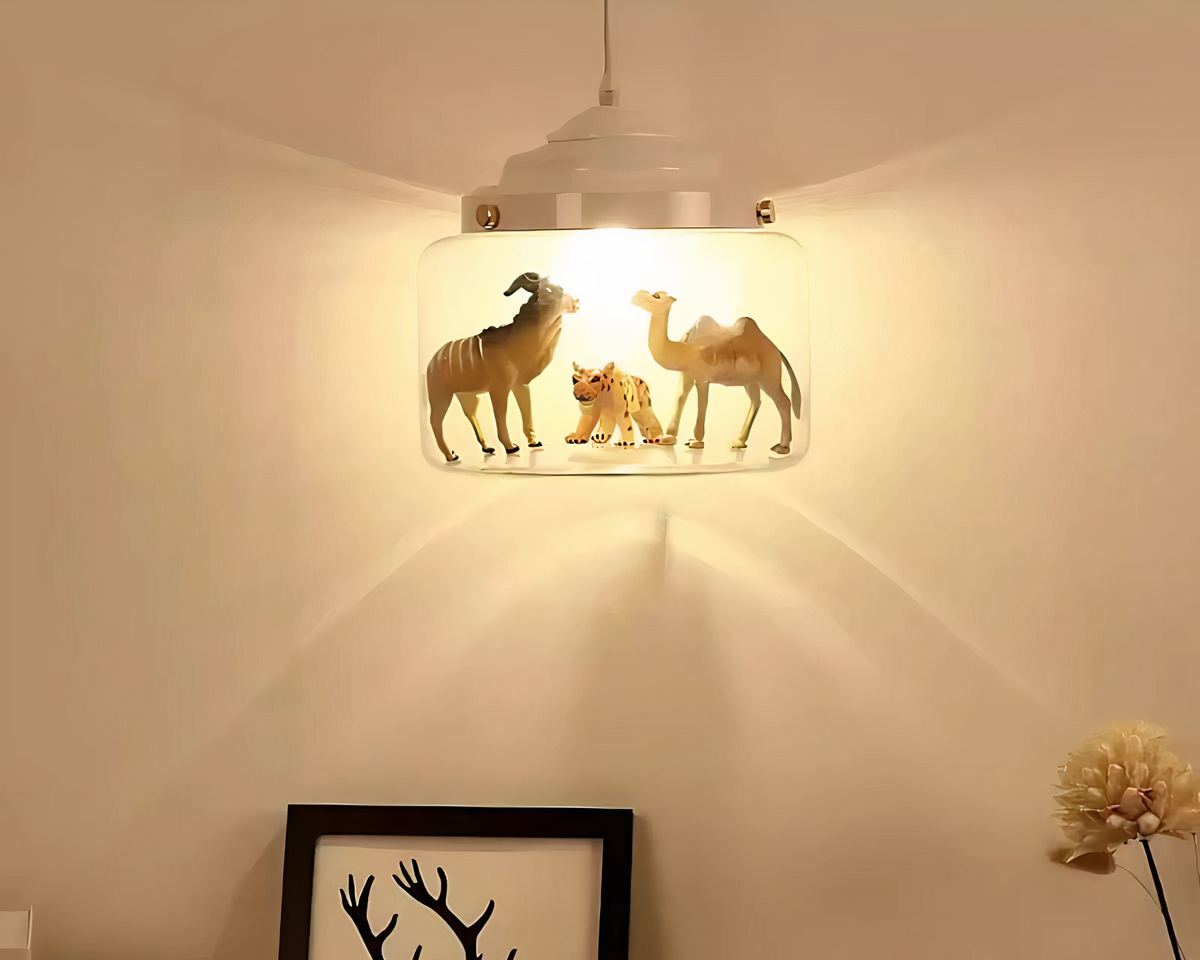 Lustre chambre bébé cube de verre avec figurines, vue 2