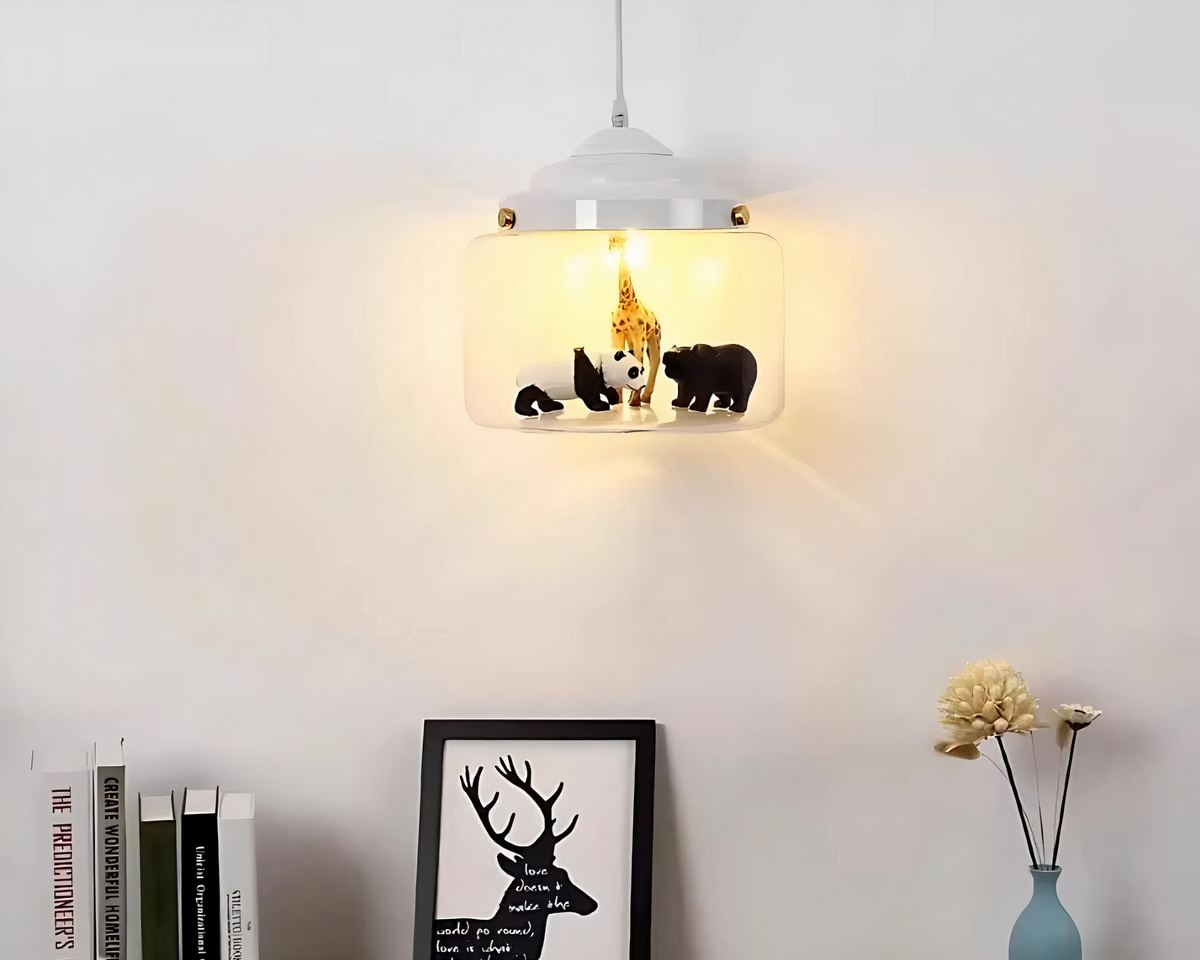 Lustre chambre bébé cube de verre avec figurines, vue 3