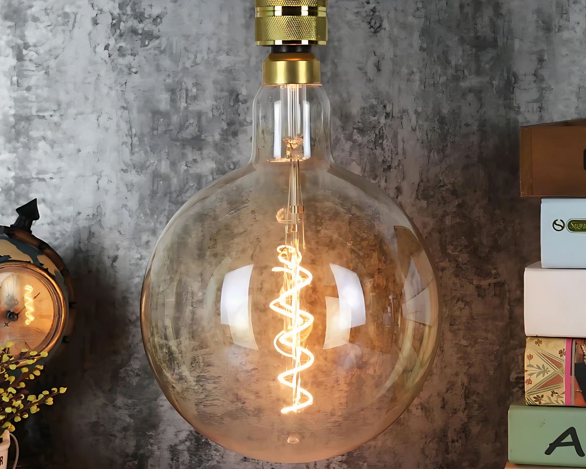 Lustre design ampoule géante ambrée spirale