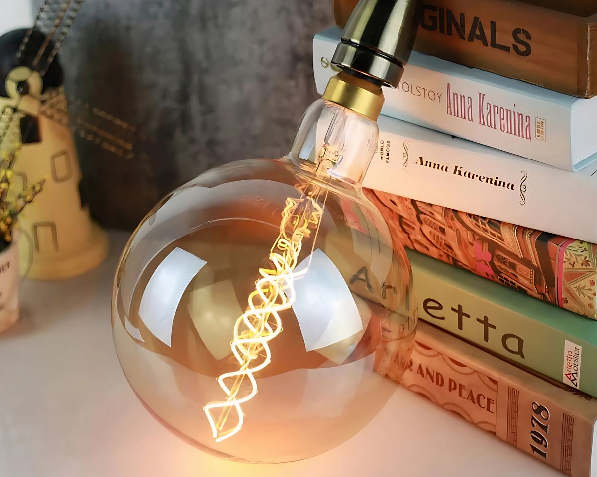 Lustre design ampoule géante ambrée spirale, vue 2