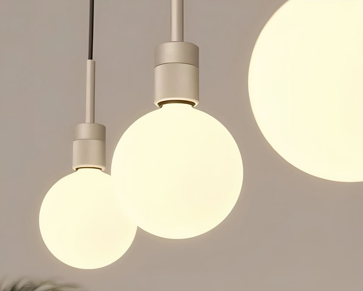Lustre ampoule géante en verre blanc, vue 3