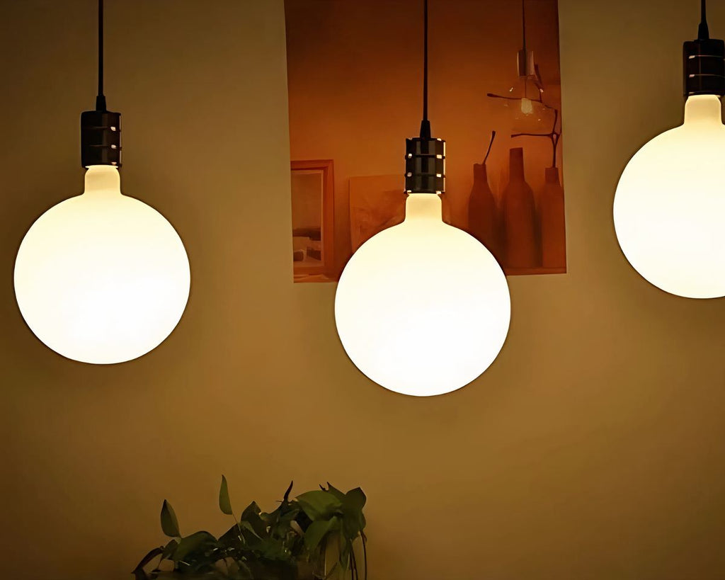 Lustre ampoule géante en verre blanc, vue 5