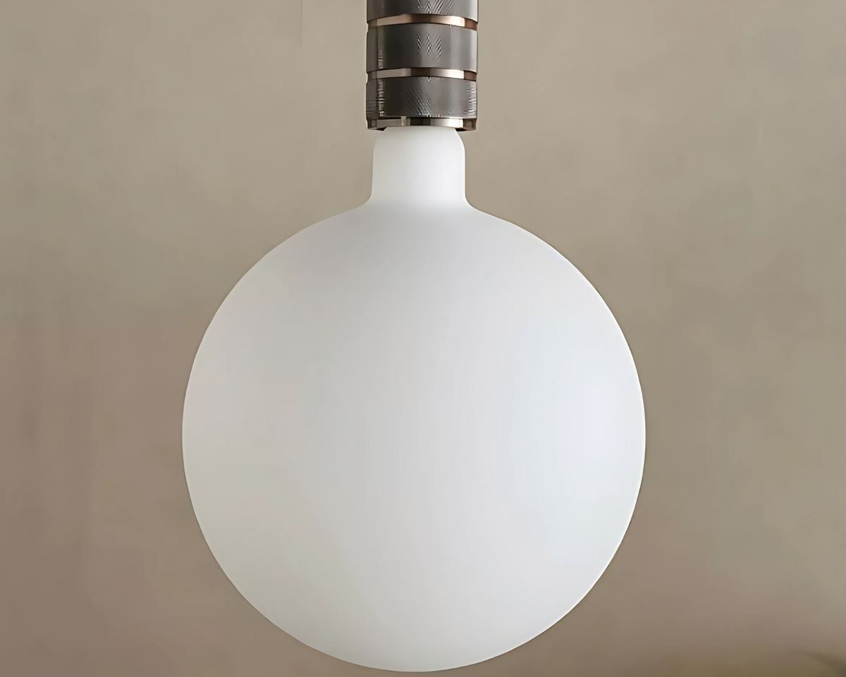 Lustre ampoule géante en verre blanc, vue 7