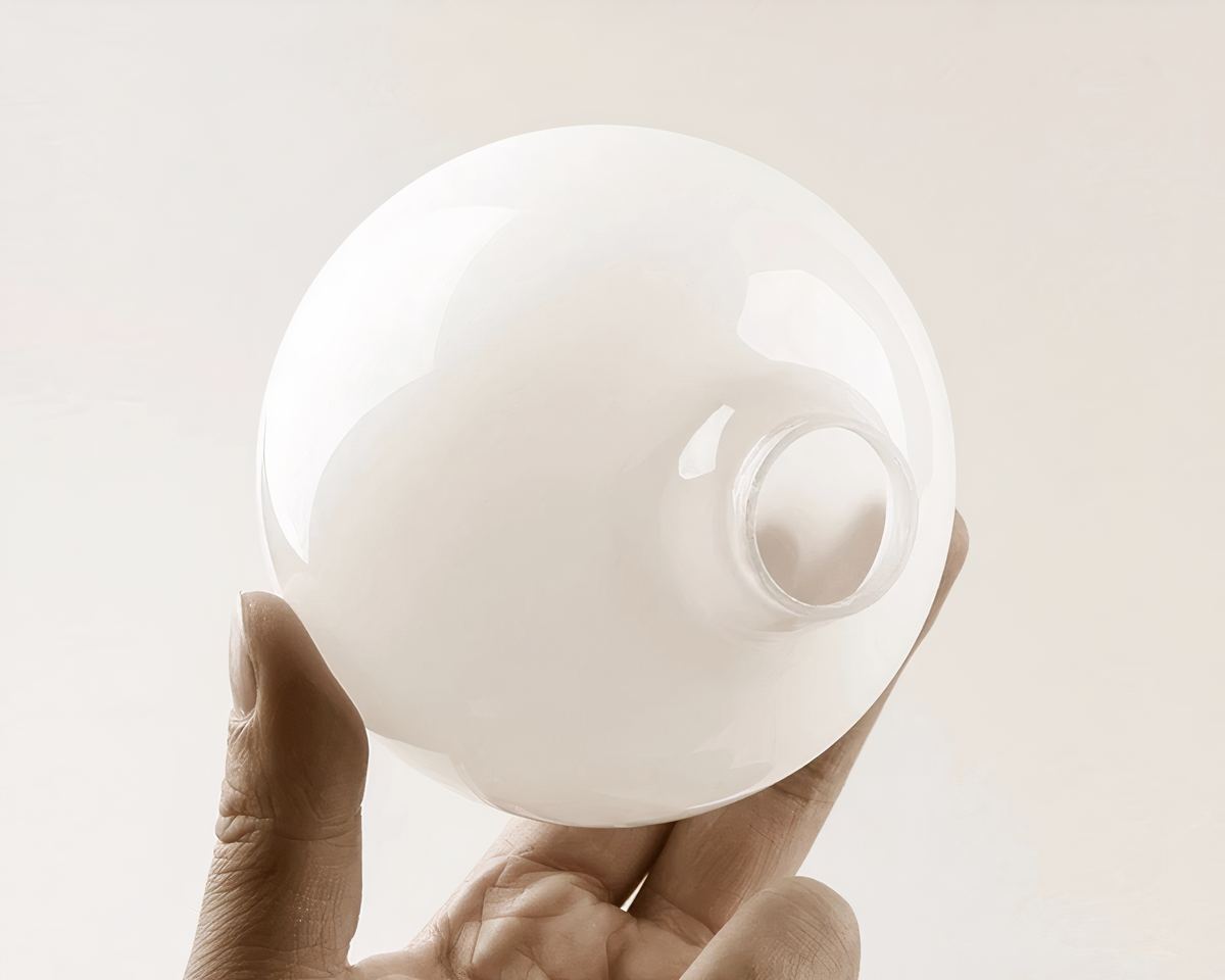 Lustre ampoule géante en verre blanc, vue 8