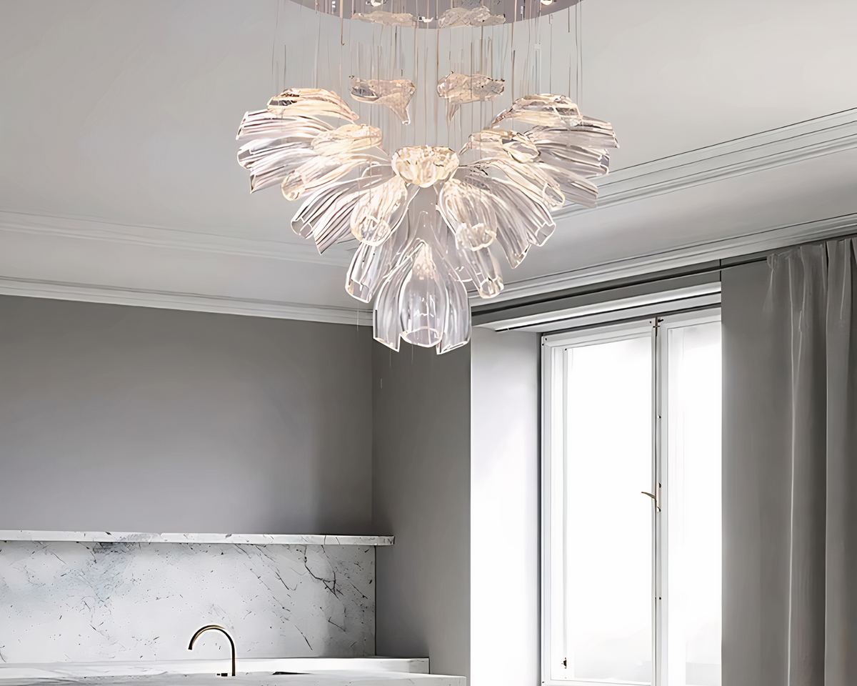 Lustre cristal en cascade de pétales transparents, vue 2