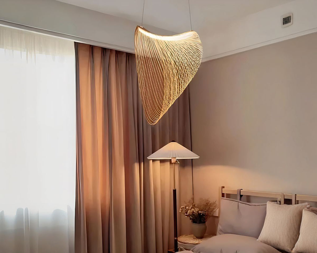 Grand lustre à anneaux de bois et barre LED