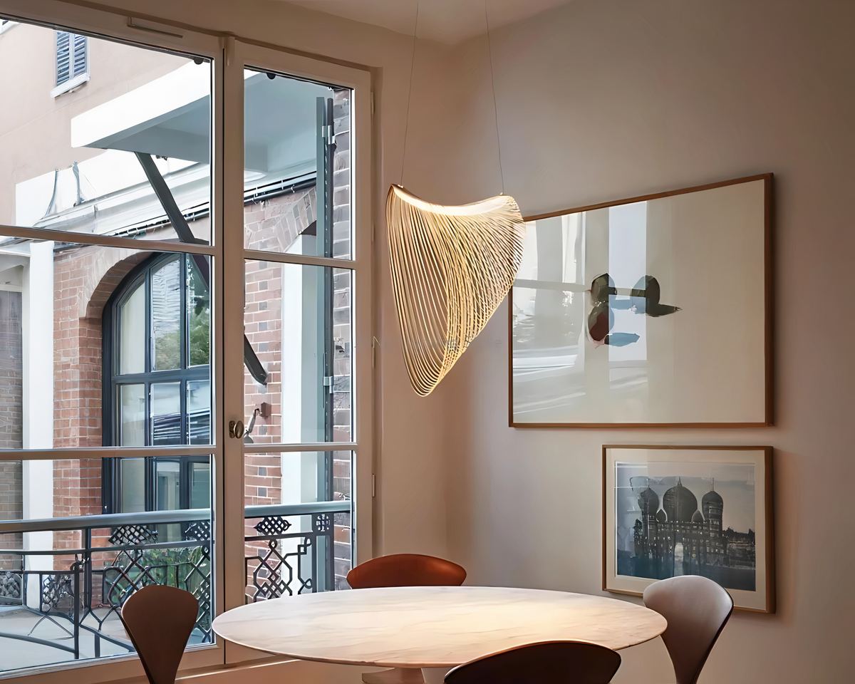 Grand lustre à anneaux de bois et barre LED, vue 3