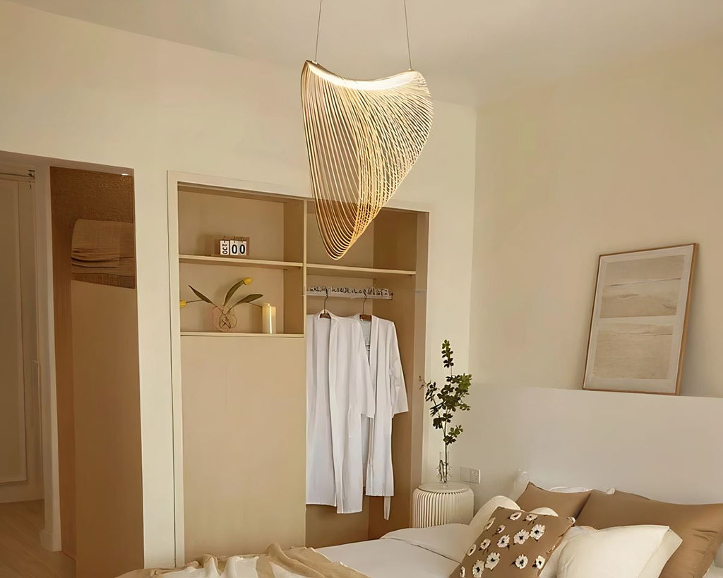 Grand lustre à anneaux de bois et barre LED, vue 5