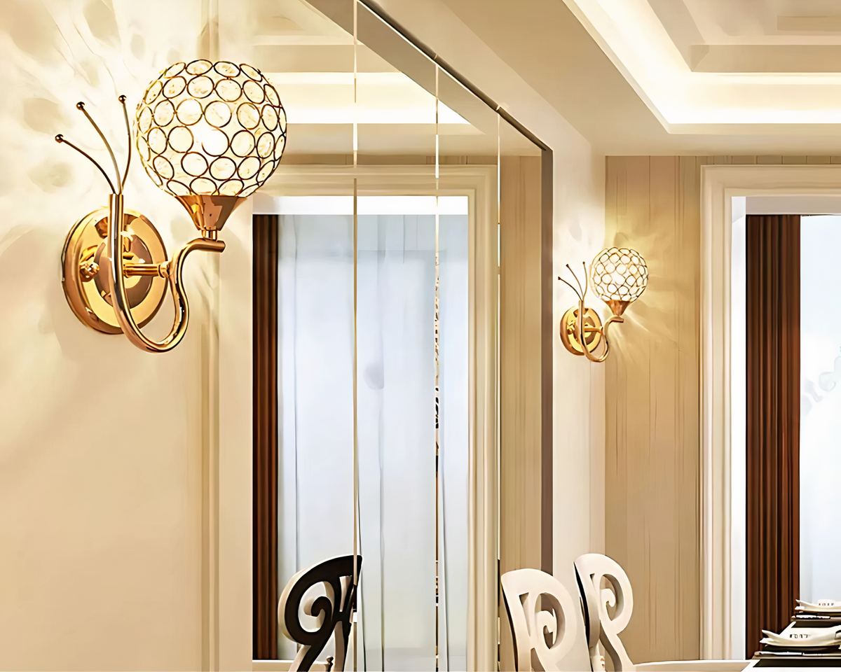 Applique lustre boule dorée en cristal