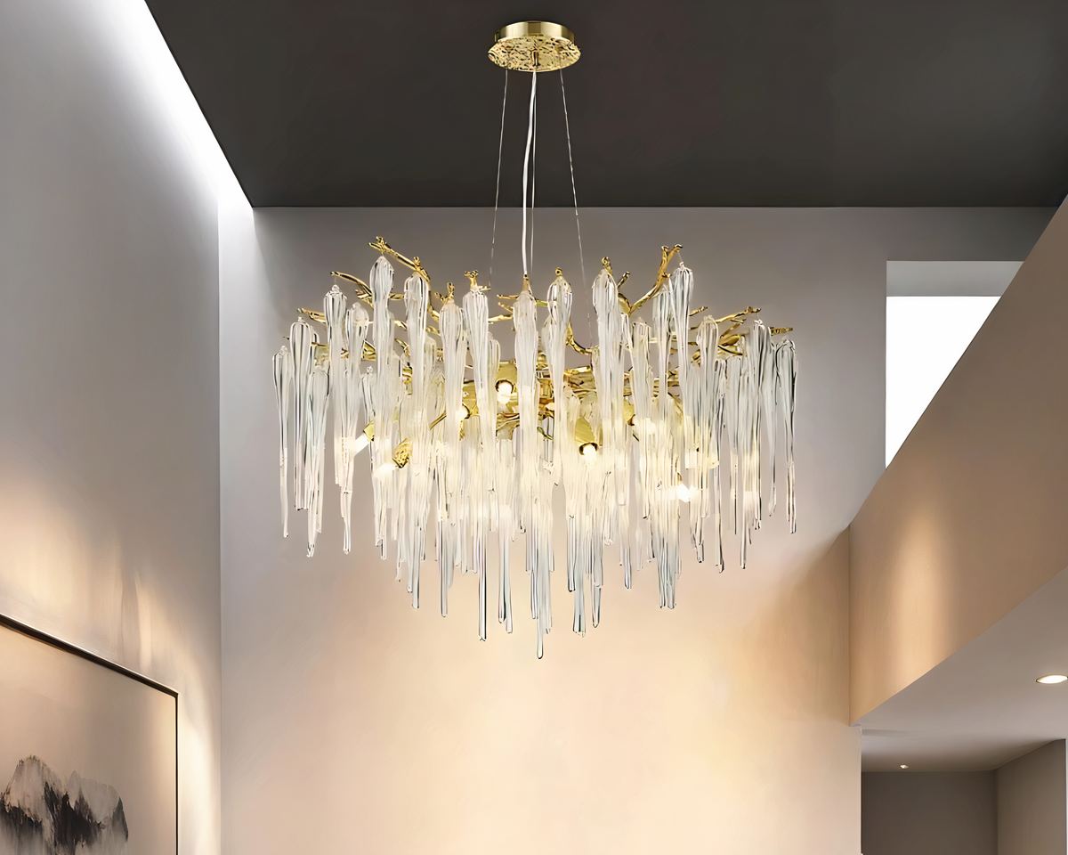Lustre doré ramure de branches et longues pampilles